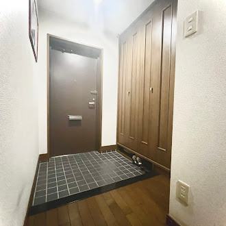 ロイヤルシャトー高丘東　中央区高丘北一丁目の玄関|靴が沢山ある方も安心の収納スペース！