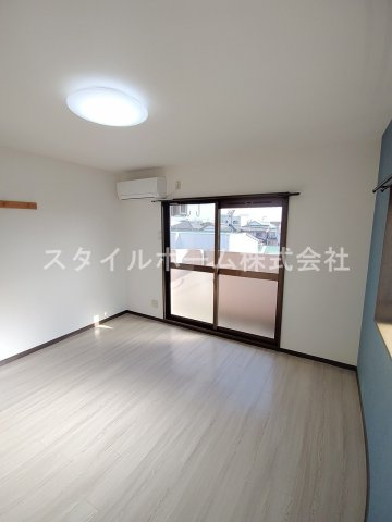 クレストコートの洋室|別部屋写真です。