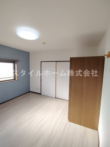 クレストコートの居間・リビング|別部屋写真です。