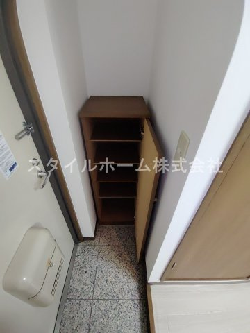 クレストコートの玄関|別部屋写真です。