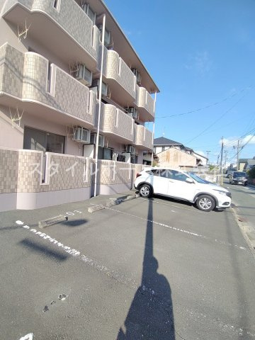 クレストコートの駐車場|駐車場があるので、車を買う予定の方も安心です