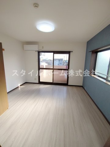 クレストコートの居間・リビング|別部屋写真です。