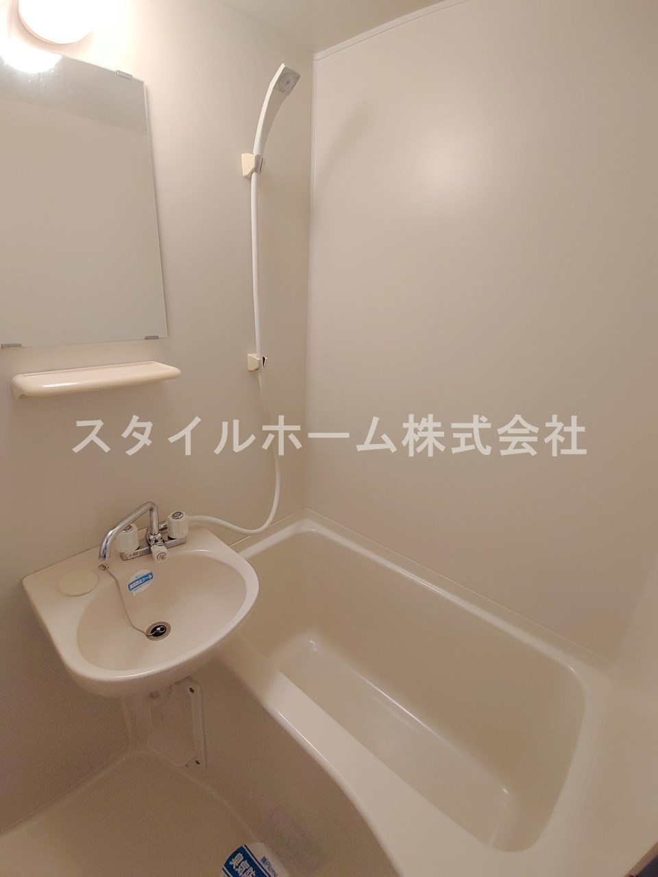 クレストコートの浴室|別部屋写真です。