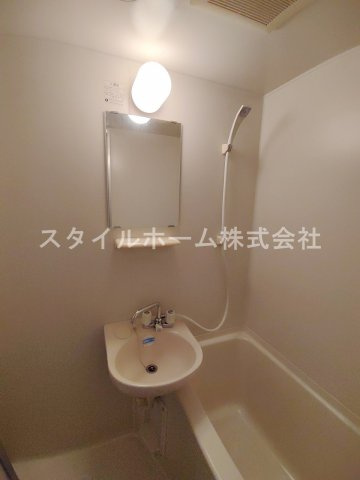 クレストコートの洗面所|別部屋写真です。