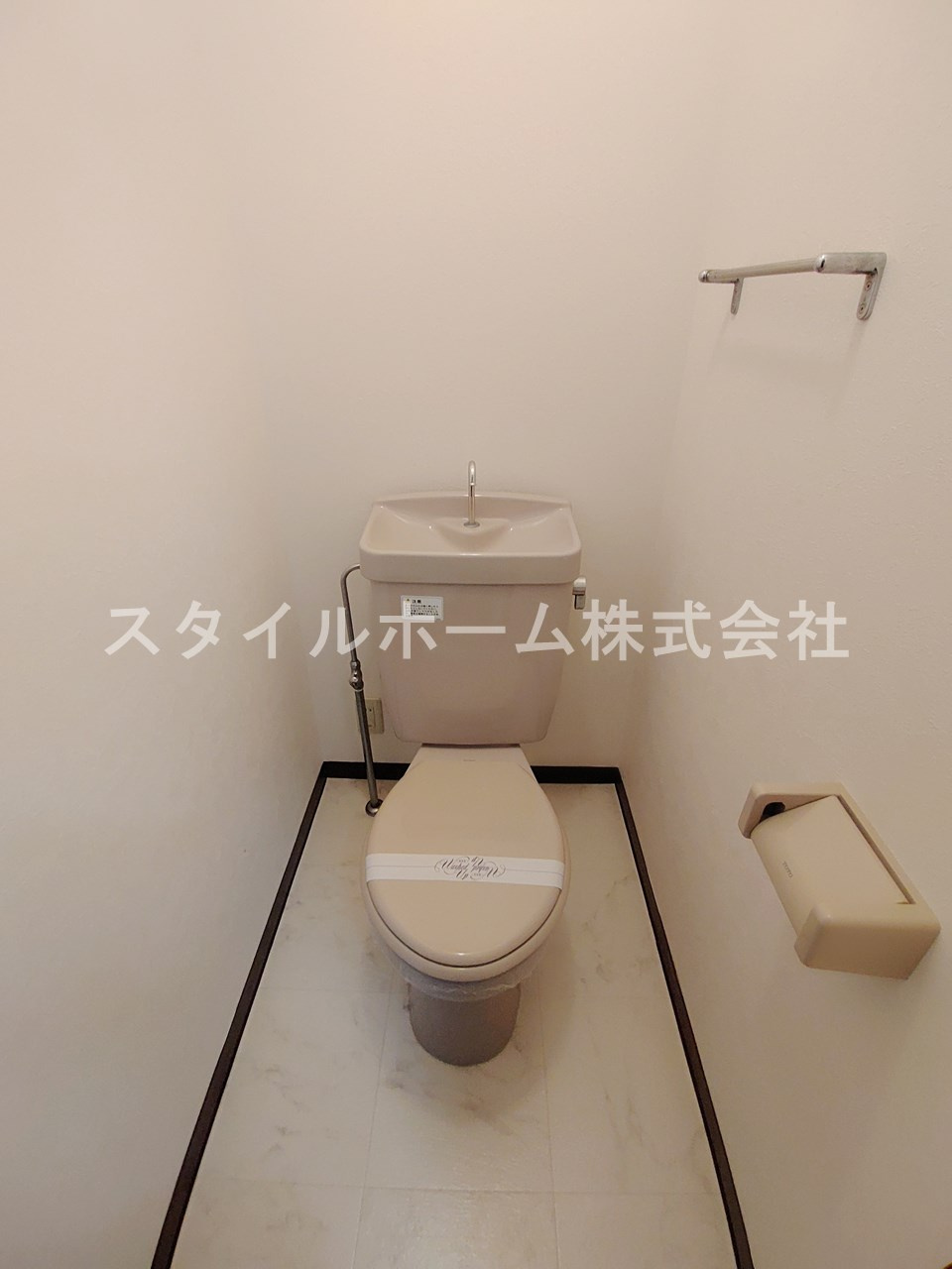 クレストコートのトイレ|別部屋写真です。