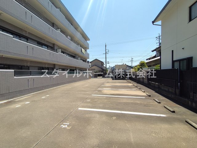 春日グリーンフラッツの駐車場