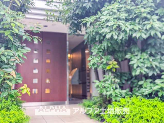 D'グランセ国立の外観|【Entrance】
◆エントランス◆重厚なドアーとロックらタイルのエントランスが住まう人を迎えてくれる。扉を開けると温もりと幸せと楽しさいっぱいの我が家に帰る事が出来る安心感。