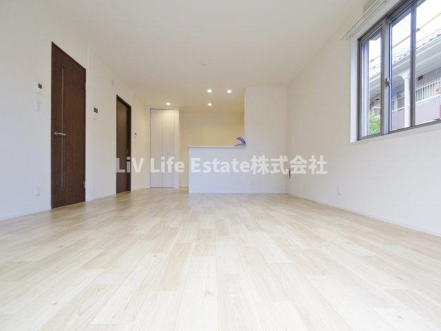 光町2丁目戸建の居間・リビング