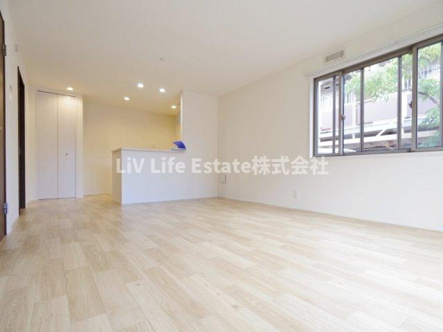 光町2丁目戸建の居間・リビング