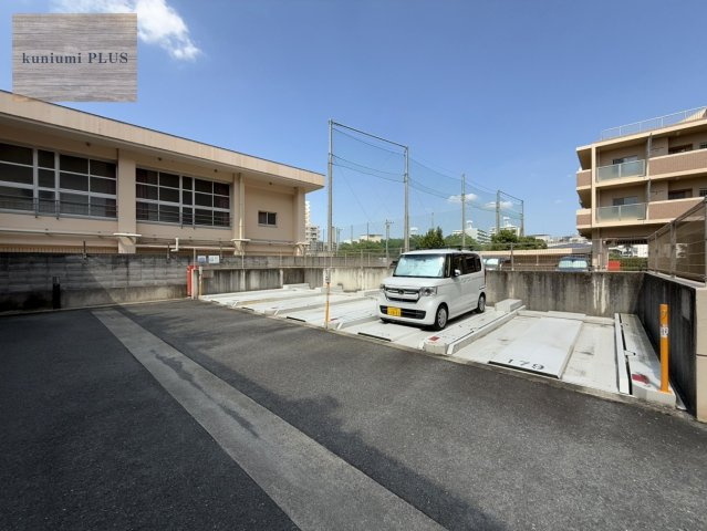 ローレルコート城北公園通り弐番館の駐車場