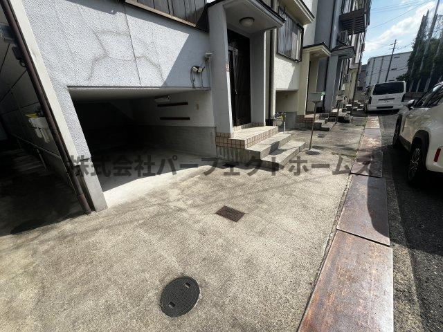 磯島元町戸建　賃貸の駐車場|駐車場があるので、車を買う予定の方も安心です