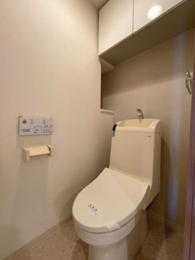 クレストコート観音平和大通りのトイレ|温水洗浄便座トイレです。室内はハウスクリーニングが実施されており、安心してご入居いただけます。