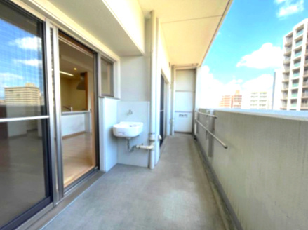 クレストコート観音平和大通りのバルコニー|たくさん物干しができるワイドバルコニーです。植物のお手入れや窓掃除に便利なスロップシンクがあります。