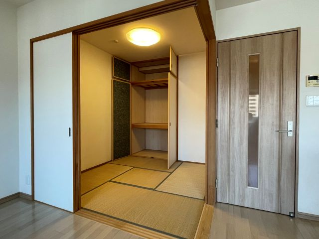 クレストコート観音平和大通りの和室|洗濯物たたみやお子様のお昼寝など、リビング続きの配置のため使い勝手がよい和室です。押入れがあります！