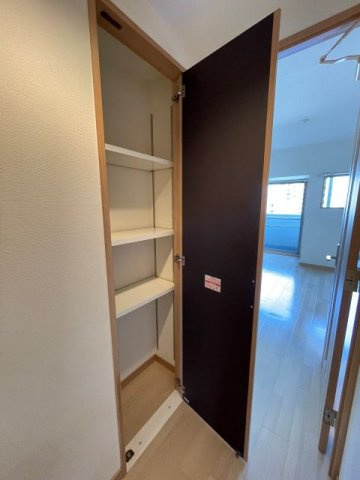 クレストコート観音平和大通りの収納|住空間をすっきりと保つために必要な収納。廊下には掃除用具や生活雑貨ストック置きに便利な物入があります