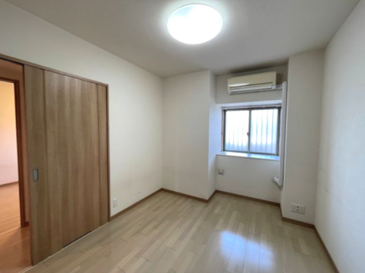 クレストコート観音平和大通りの洋室|洋室約6.0帖です。家具の設置がしやすい引き戸のため、空間を広く使えます。