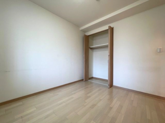 クレストコート観音平和大通りの洋室|全居室に収納を完備した3LDKです。