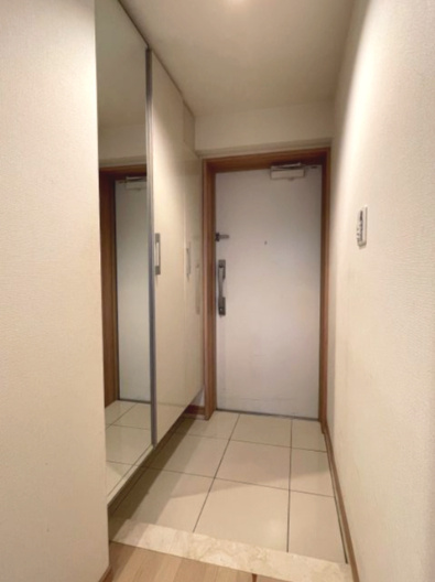 クレストコート観音平和大通りの玄関|たっぷり収納できて足元を掃除しやすいシューズクローゼット。身だしなみチェックに便利な全身鏡付きの玄関です。