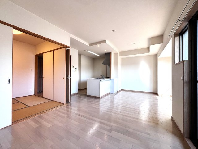 クレストコート観音平和大通りの居間・リビング|バルコニーに面した明るいＬＤＫは約15.9帖。広く見渡せコミュニケーションのとりやすいキッチンです。