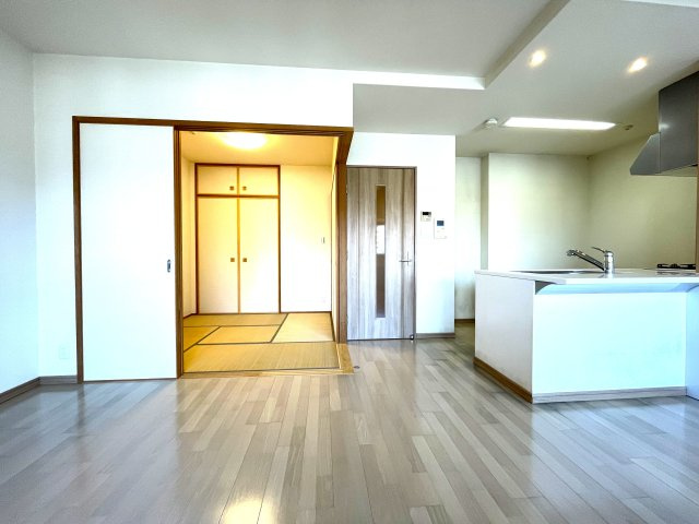 クレストコート観音平和大通りの居間・リビング|リビング続きの和室はL字開口できる建具で、空間の広がりを演出。ライフスタイルに合わせ多目的に使えます