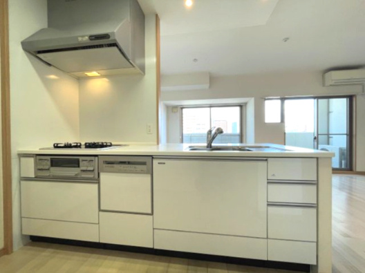 クレストコート観音平和大通りのキッチン|カウンターキッチンで視線の抜けがあり解放的。配膳がしやすく調理をしながら家族と会話を楽しめます。