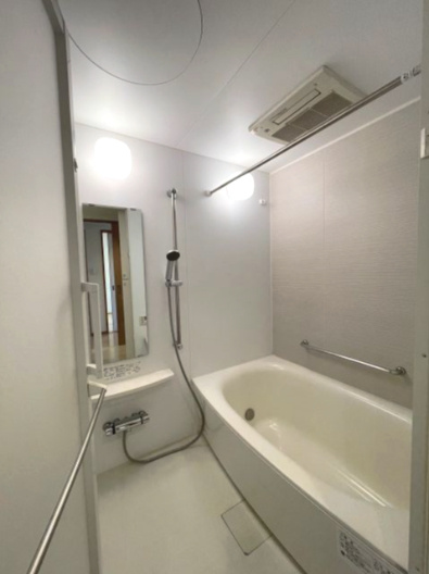 クレストコート観音平和大通りの浴室|浴室乾燥機付きの浴室はおいだき機能付きのオートバスです。ゆったりバスタイムを楽しめる弓形の浴槽です。