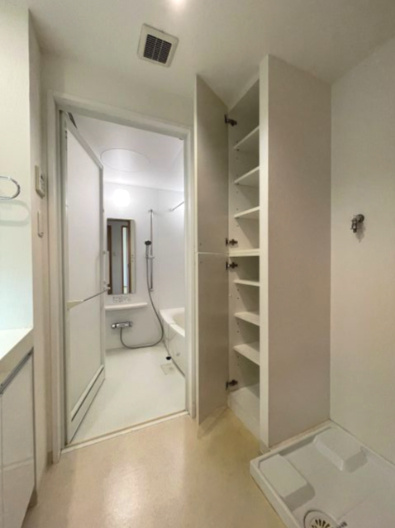 クレストコート観音平和大通りの洗面所|かさばるタオルや、洗濯グッズをしまえる収納を完備。浴室とフラットフロアで介助が必要な場合も安心です。