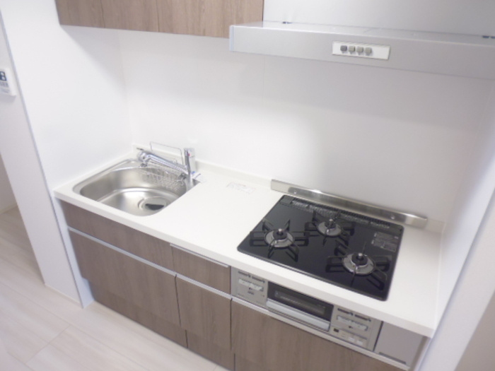 D-メゾン A棟のキッチン|3口コンロ・グリル付きの使いやすいシステムキッチンです♪