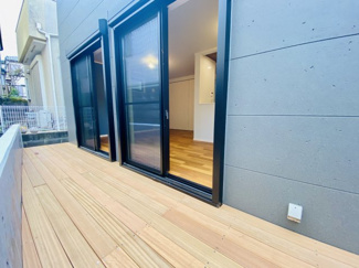 【庭】 | ☆新築／ビルトイン車庫！3LDK+SIC！綾瀬市寺尾南-52-18- | 人目につかないウッドデッキでのんびり過ごすのも、これまた一興♪