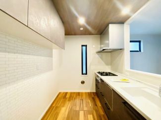 【キッチン】 | ☆新築／ビルトイン車庫！3LDK+SIC！綾瀬市寺尾南-52-18- | 背面吊戸棚付きで収納豊富でアクセントの効いた空間！キッチンだってオシャレがいい♪