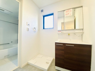 【洗面所】 | ☆新築／ビルトイン車庫！3LDK+SIC！綾瀬市寺尾南-52-18- | 洗面所にもクロークを設けてますので、洗剤やバスマット・バスタオルのストック保管に大いに役立ちます！