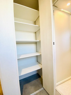 【収納】 | ☆新築／ビルトイン車庫！3LDK+SIC！綾瀬市寺尾南-52-18- | 洗面の収納棚はなんやかんやで活躍間違いなし！便利な暮らしの一工夫にもご注目ください！