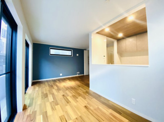 【居間・リビング】 | ☆新築／ビルトイン車庫！3LDK+SIC！綾瀬市寺尾南-52-18- | アクセントクロスがナイスな差し色でリビングを演出♪明るく過ごせるリビングは家族全員の憩いのスペース！家族団らん・談笑でにぎやかにお過ごしください♪