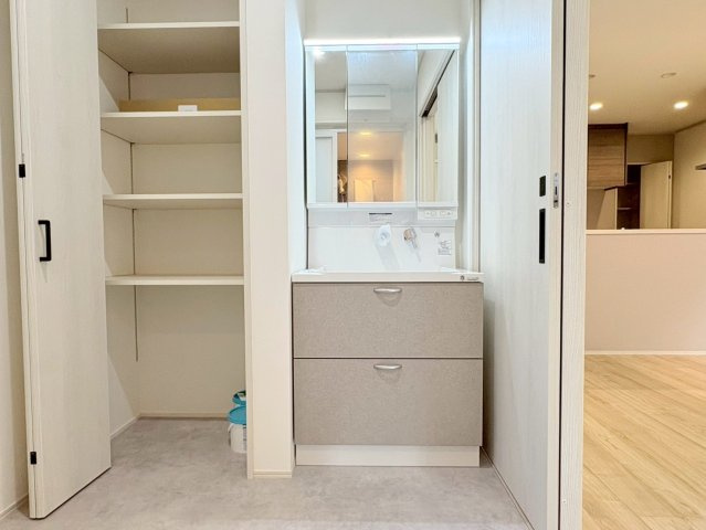 新築戸建　羽島郡笠松町松栄町Ⅱ　全３区画分譲の独立洗面台|洗面洗髪化粧台です。物件により三面鏡または一面鏡の場合があります。詳しくは担当者までお問合せ下さい。