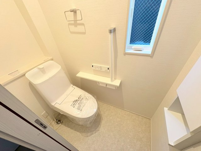 新築戸建　羽島郡笠松町松栄町Ⅱ　全３区画分譲のトイレ|節水省エネの温水洗浄便座です。お掃除のしやすさを究めたフチなし形状でお手入れ楽々。