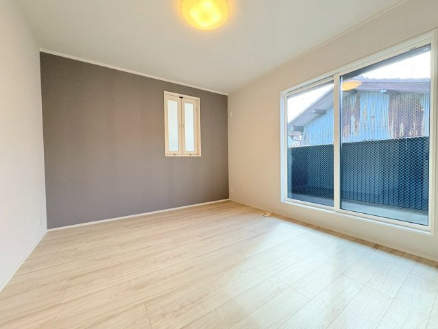 新築戸建　羽島郡笠松町松栄町Ⅱ　全３区画分譲の寝室|全居室にたっぷり収納できる大型収納を設置。窓ガラスは断熱性能や結露防止効果の高いペアガラスです。