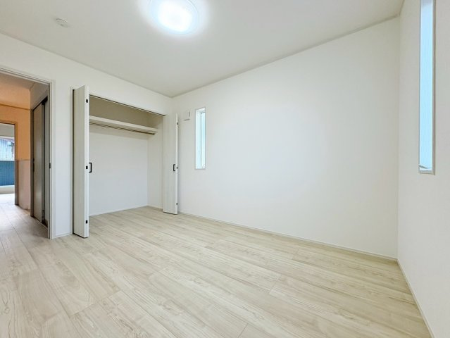 新築戸建　羽島郡笠松町松栄町Ⅱ　全３区画分譲の洋室|全居室にたっぷり収納できる大型収納を設置。窓ガラスは断熱性能や結露防止効果の高いペアガラスです。