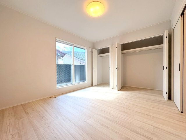 新築戸建　羽島郡笠松町松栄町Ⅱ　全３区画分譲の洋室|全居室にたっぷり収納できる大型収納を設置。窓ガラスは断熱性能や結露防止効果の高いペアガラスです。