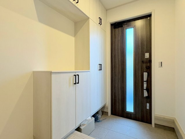 新築戸建　羽島郡笠松町松栄町Ⅱ　全３区画分譲の玄関|大容量のシューズ収納付きで玄関周りもすっきり！玄関ドアからの光が玄関ホールを明るくしてくれます。