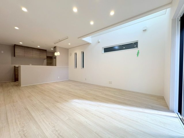新築戸建　羽島郡笠松町松栄町Ⅱ　全３区画分譲の居間・リビング|南向きで日当たりもよく大きな窓がリビング全体に光と風を運びます。ご家族でゆとりある暮らしができます。