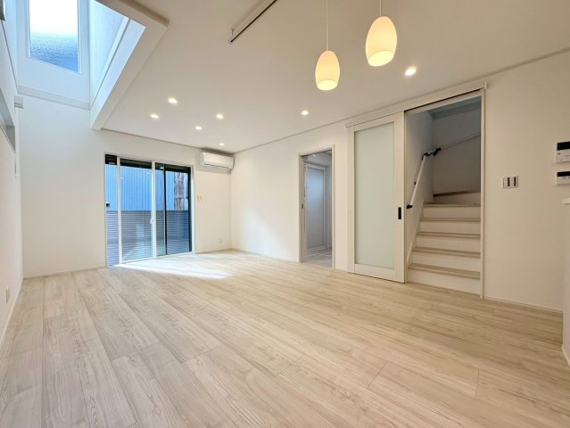 新築戸建　羽島郡笠松町松栄町Ⅱ　全３区画分譲の居間・リビング|南向きで日当たりもよく大きな窓がリビング全体に光と風を運びます。ご家族でゆとりある暮らしができます。