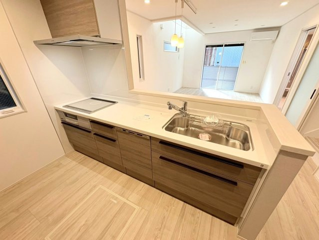 新築戸建　羽島郡笠松町松栄町Ⅱ　全３区画分譲のキッチン|機能的なシステムキッチンです。収納力に優れた大容量の引出しでキッチン回りがスッキリ片付きます。