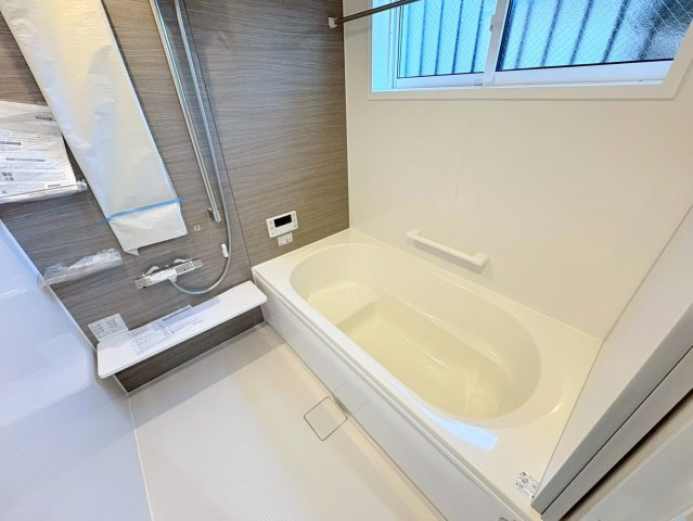 新築戸建　羽島郡笠松町松栄町Ⅱ　全３区画分譲の浴室|１坪タイプのバリアフリー設計でゆったりとくつろげる浴室・浴槽です。タイル床でカビの発生を抑制します。