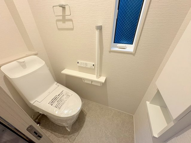 【商談中】新築戸建　羽島郡笠松町松栄町Ⅱ　全３区画分譲のトイレ|節水省エネの温水洗浄便座です。お掃除のしやすさを究めたフチなし形状でお手入れ楽々。