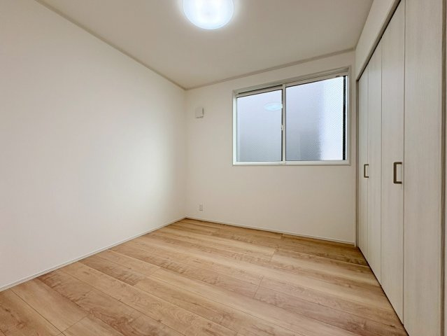 【商談中】新築戸建　羽島郡笠松町松栄町Ⅱ　全３区画分譲の洋室|全居室にたっぷり収納できる大型収納を設置。窓ガラスは断熱性能や結露防止効果の高いペアガラスです。