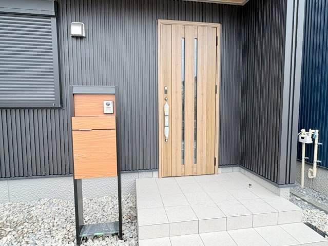 【商談中】新築戸建　羽島郡笠松町松栄町Ⅱ　全３区画分譲の玄関|玄関ドアの鍵はディンプルキーと内側はサムターンキーになっており防犯性の高い仕様になっています。