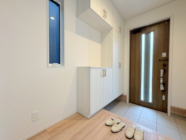 【商談中】新築戸建　羽島郡笠松町松栄町Ⅱ　全３区画分譲の玄関|大容量のシューズ収納付きで玄関周りもすっきり！玄関ドアからの光が玄関ホールを明るくしてくれます。