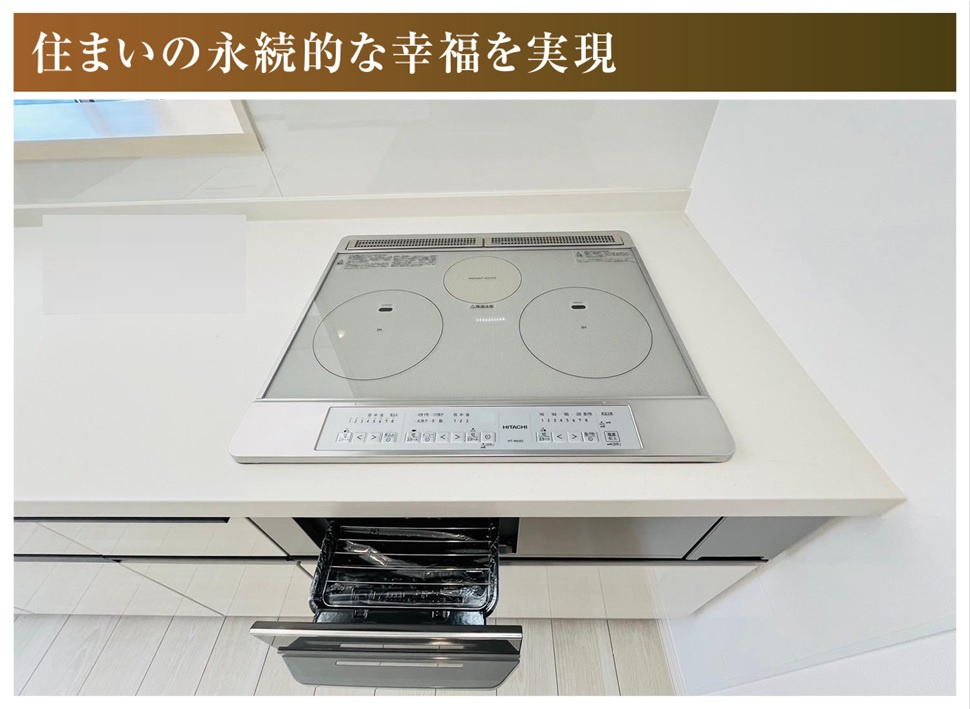 【商談中】新築戸建　羽島郡笠松町松栄町Ⅱ　全３区画分譲のキッチン|ビルトイン型のIHコンロはコンロ周りの凹凸や隙間が少なくお手入れがしやすくなっています。