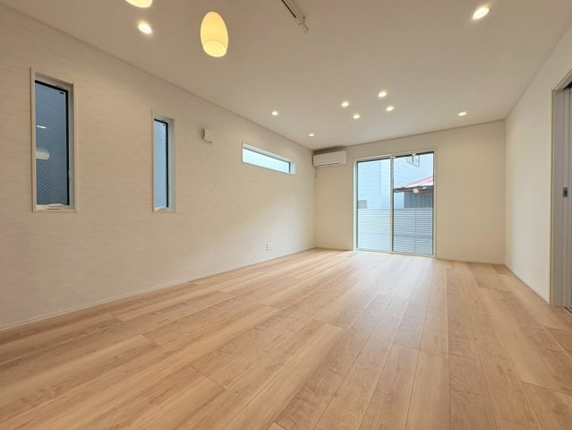 【商談中】新築戸建　羽島郡笠松町松栄町Ⅱ　全３区画分譲の居間・リビング|南向きで日当たりもよく大きな窓がリビング全体に光と風を運びます。ご家族でゆとりある暮らしができます。