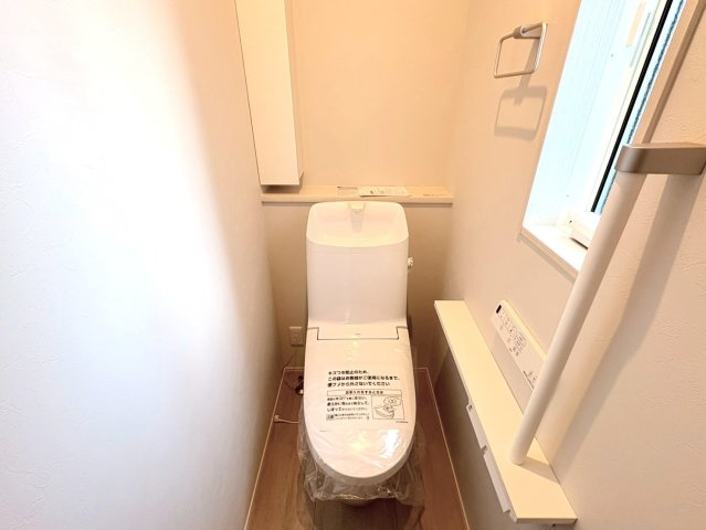 【商談中】新築戸建　羽島郡笠松町松栄町Ⅱ　全３区画分譲のトイレ|節水省エネの温水洗浄便座です。お掃除のしやすさを究めたフチなし形状でお手入れ楽々。